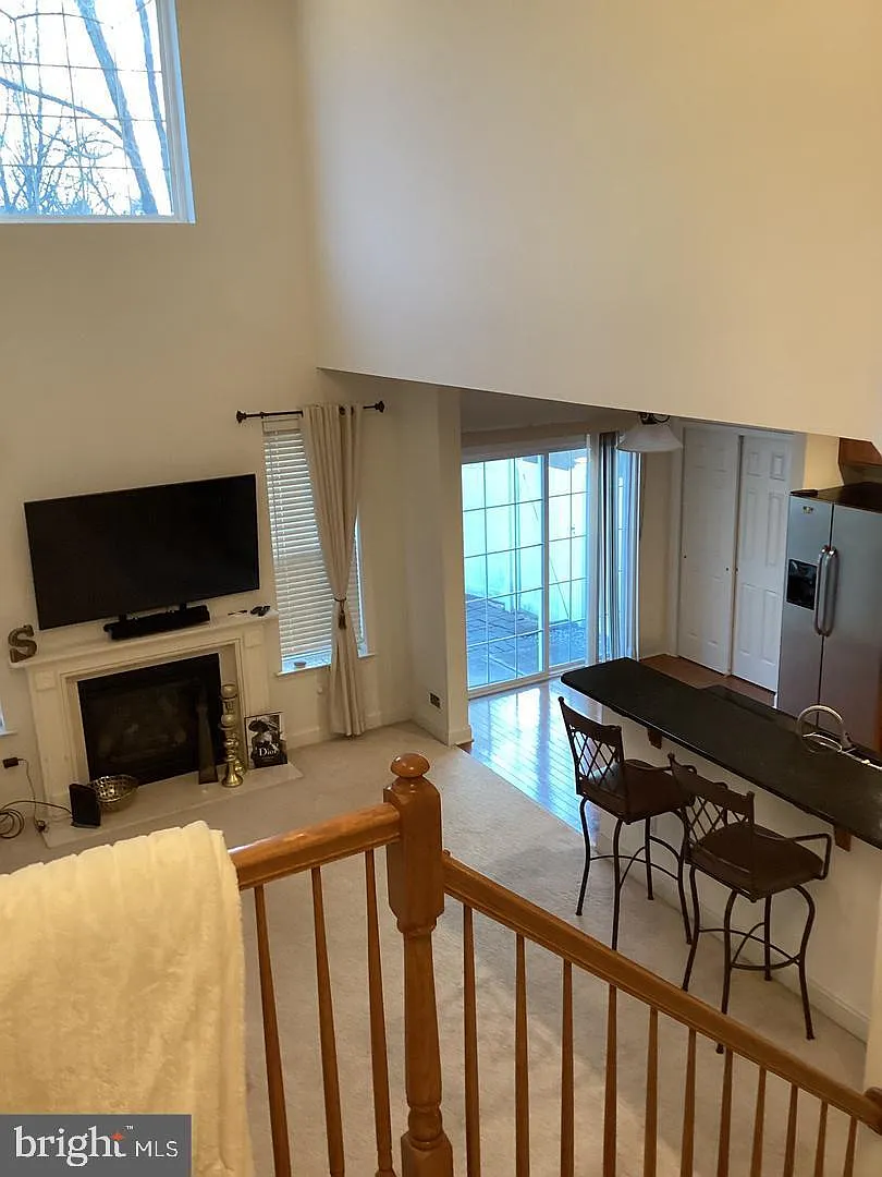 3 bed, 2.5 bath, 2034 sqft, $3,200 — Photo 3