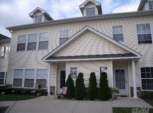 105 Narragansett Villas Dr, Lindenhurst, NY 11757