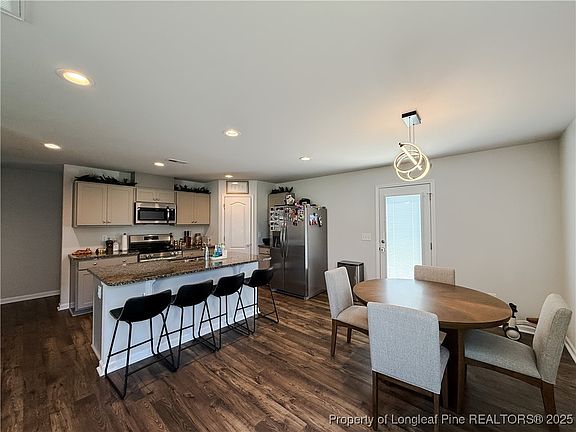 4th image of 136 Bracknell Ln