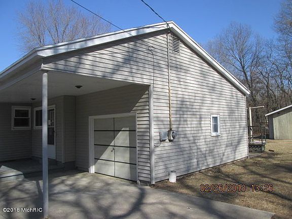 3rd image of 15424 Pine St