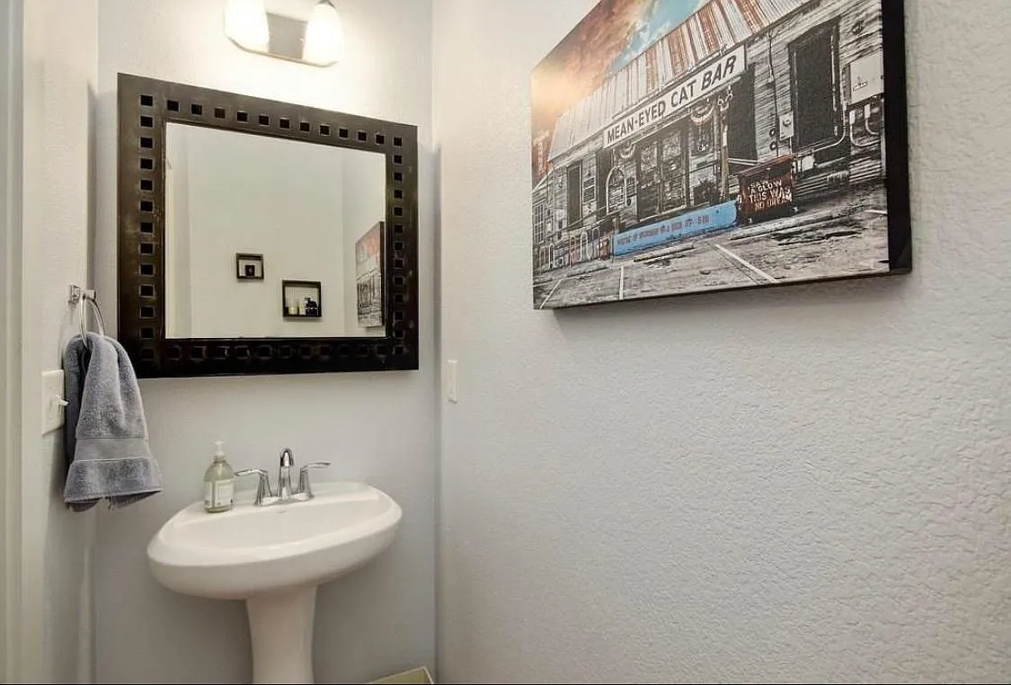 3 bed, 2.5 bath, 1884 sqft, $3,250 — Photo 2