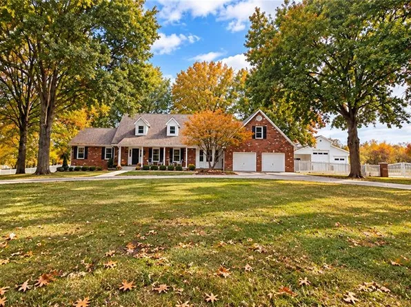3318 S Bellechase Dr, Grain Valley, MO 64029