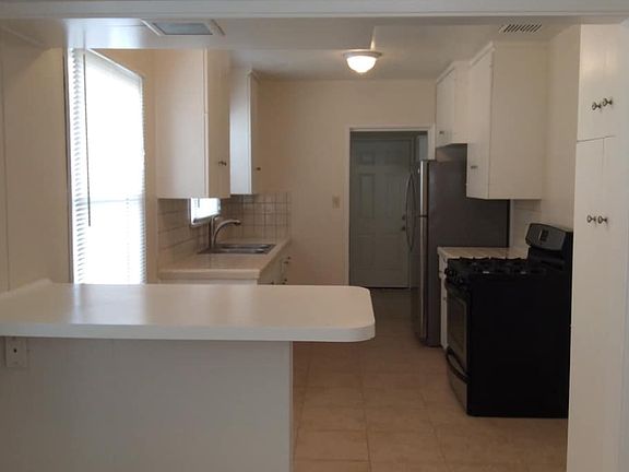 5th image of 9512 Rose St