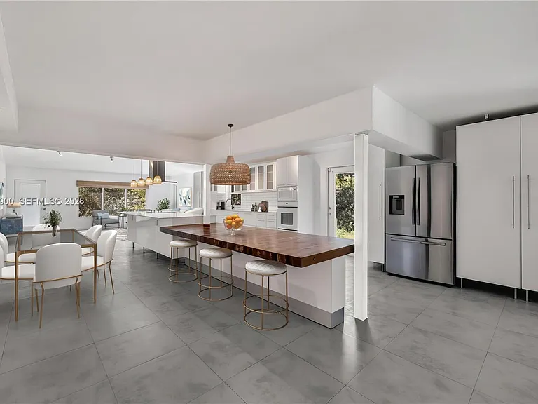 801 NE 118th St — Photo 3