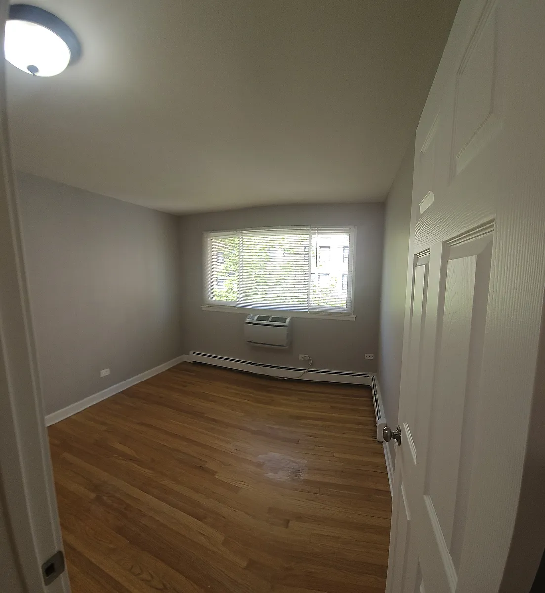 Building Photo - 6211 N Kenmore Ave #502
