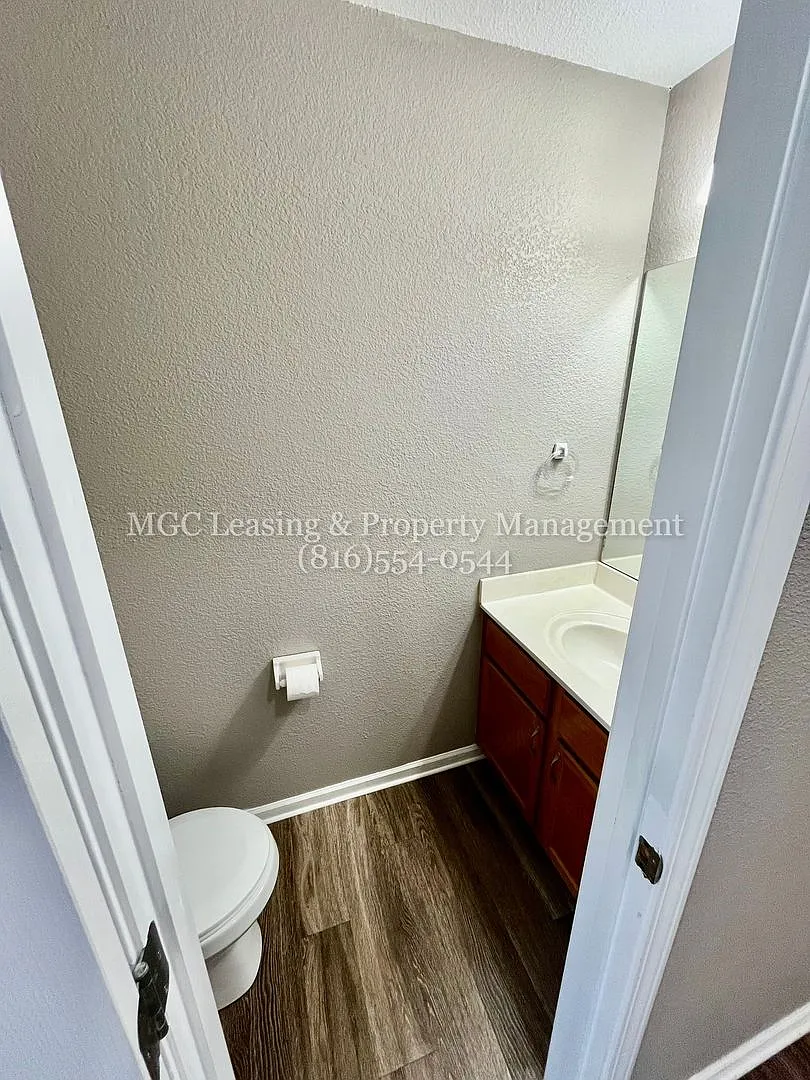 3101-3103 NW Gateway Dr — Photo 4