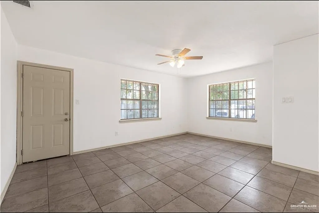 3 bed, 2.0 bath, 1218 sqft, $1,300 — Photo 3