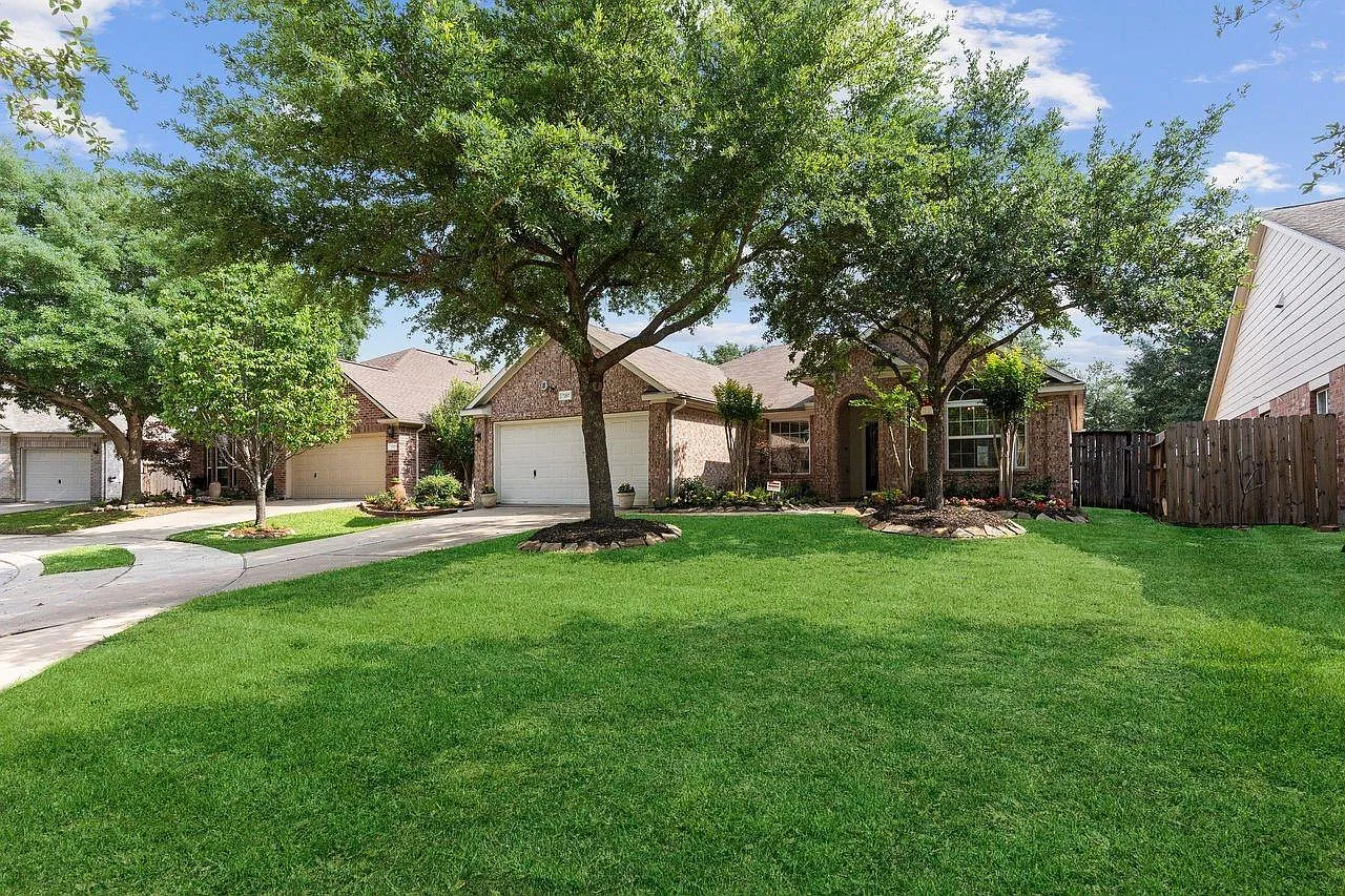 3 bed, 2.0 bath, 2026 sqft, $2,300 — Photo 3