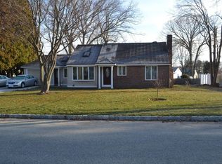 114 Woodstock Ln, Cranston, RI 02920