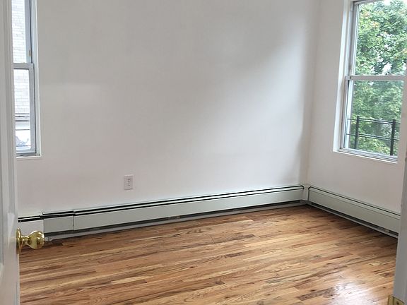 4th image of 937 Van Duzer St #3