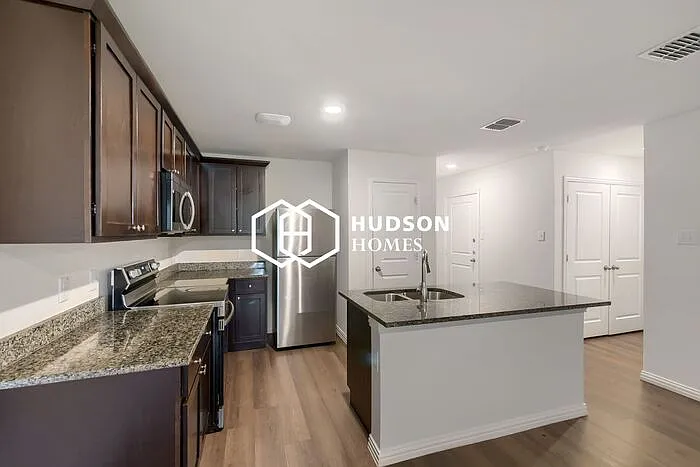 2504 Lyle Ave — Photo 6