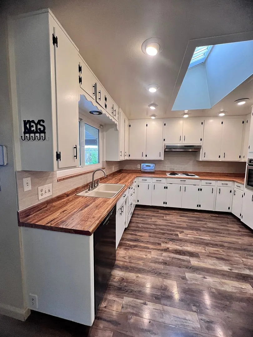 3 Bedroom Home available now. With POOL! — Photo 2