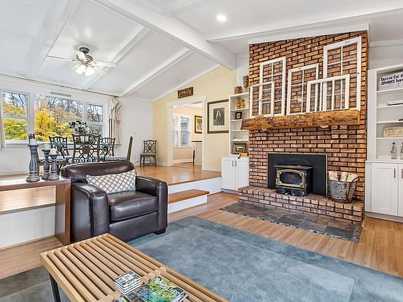 5th image of 15823 Croswell St