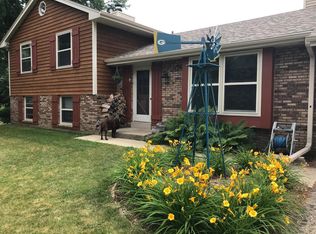 S67W23815 Skyline Ave, Waukesha, WI 53189