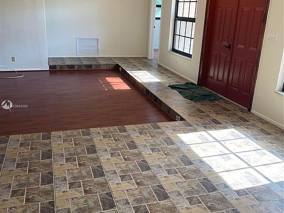 4th image of 880 SW 51st Ave