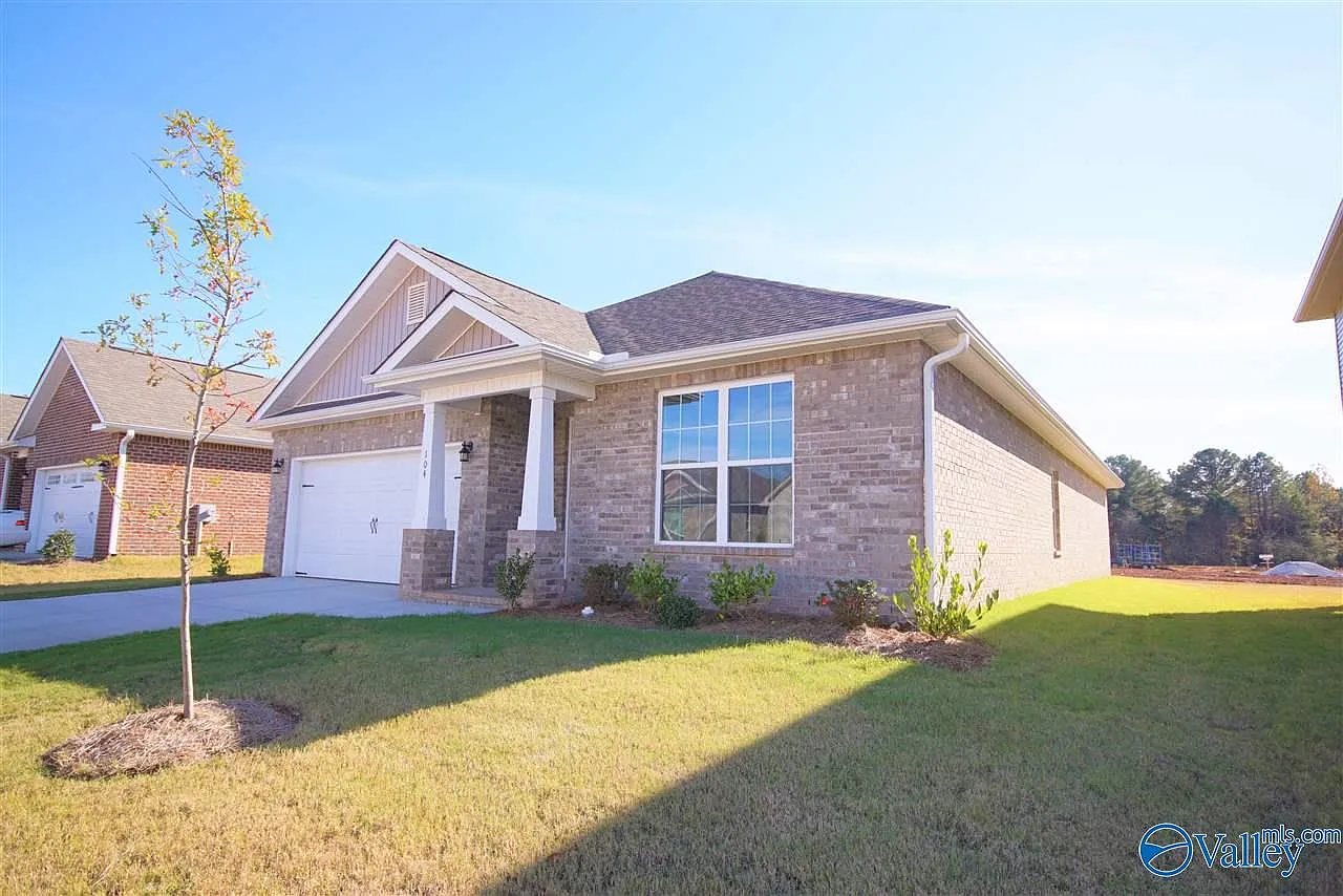 4 bed, 3.0 bath, 1956 sqft, $2,000 — Photo 2