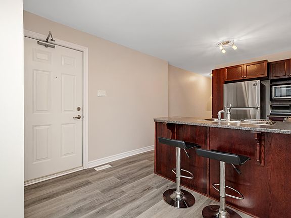 5th image of 599 Lakeridge Dr #1