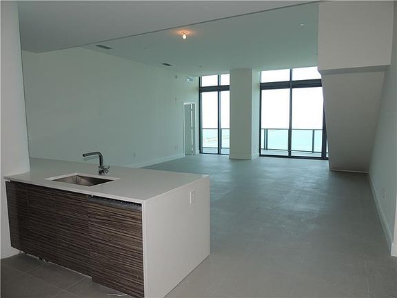 4th image of 460 NE 28th St APT 4302