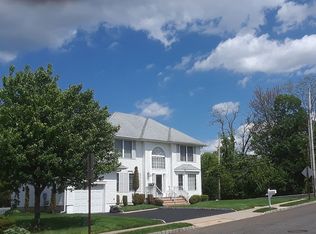 2 Heritage Dr, Englishtown, NJ 07726