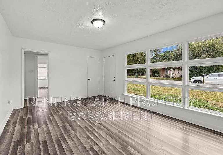 341 Chisholm St — Photo 13