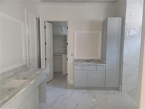 4th image of 568 N Corniche Du Lac