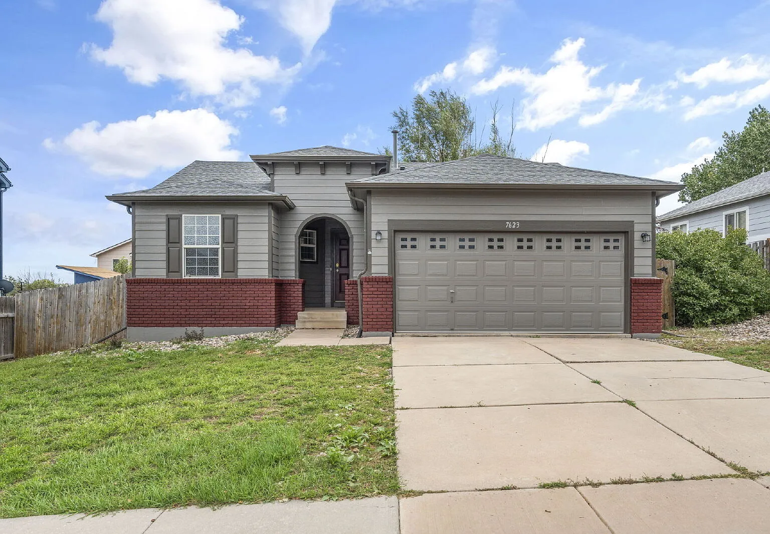 3 bed, 2.0 bath, 1160 sqft, $2,000 — Photo 2