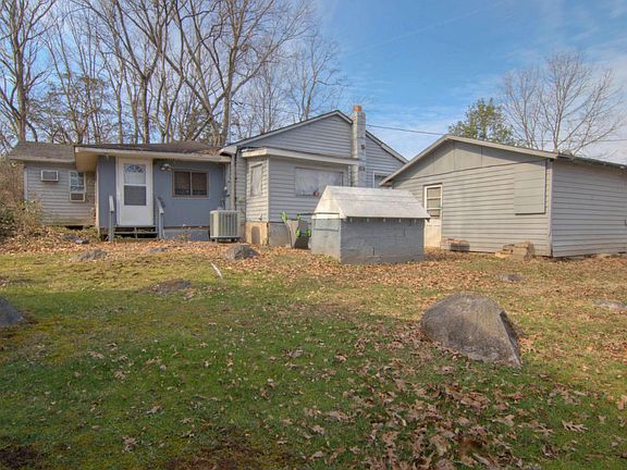 3rd image of 9236 Floyd Ln