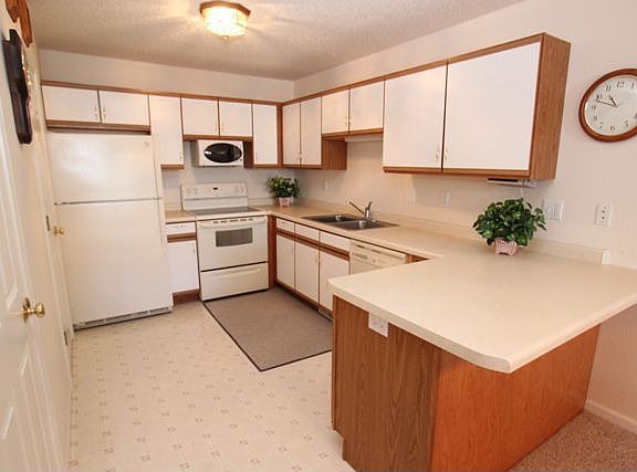 4th image of 913 7th Ave NE