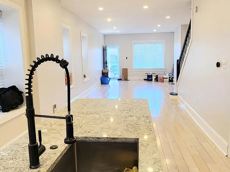 332 Kingsley St — Photo 6