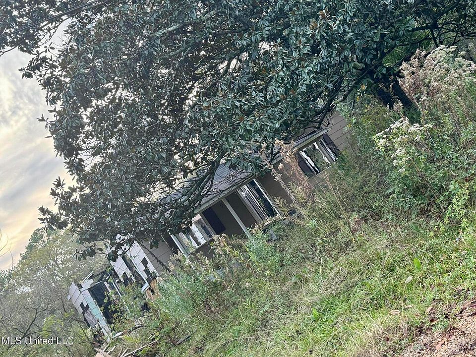 2nd image of 919 Combs St