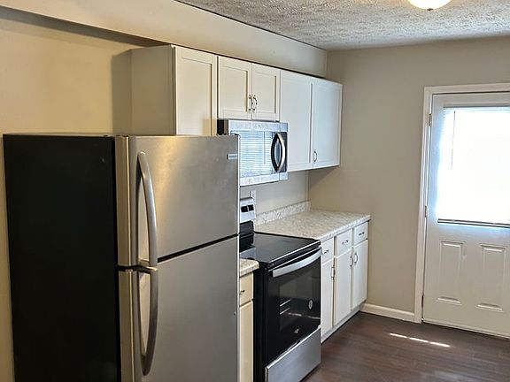 4th image of 105 S Elm St #3