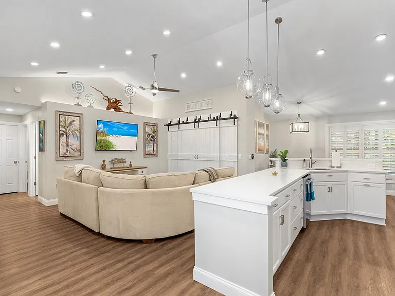 9575 Frangipani Dr — Photo 6