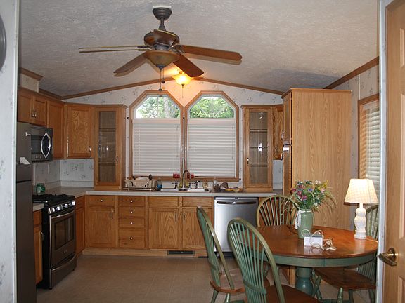 3rd image of 412 Silver Maples Dr