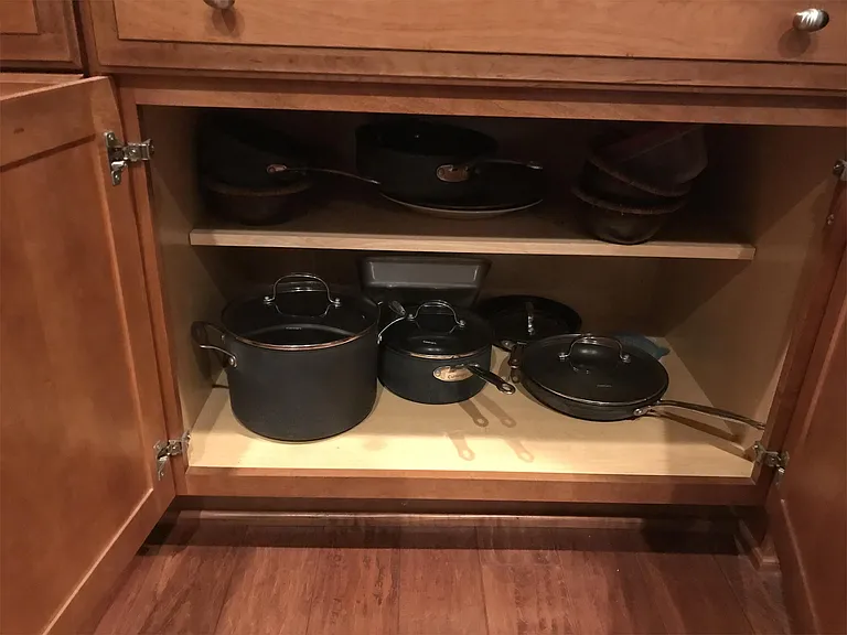 Unit comes with pots and pans!