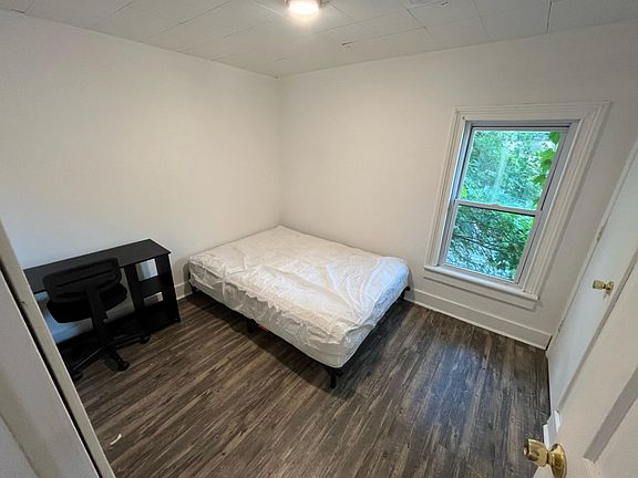 4th image of 8 Vine St APT 1