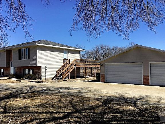4th image of 220 Montrose Ave