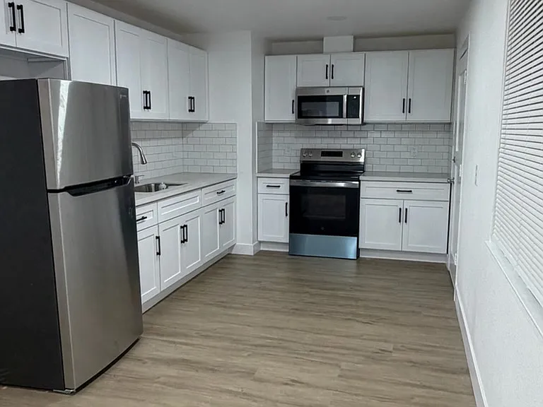 550 Las Palmas Ave — Photo 1