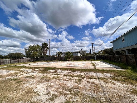 3rd image of 114 Holiday Blvd
