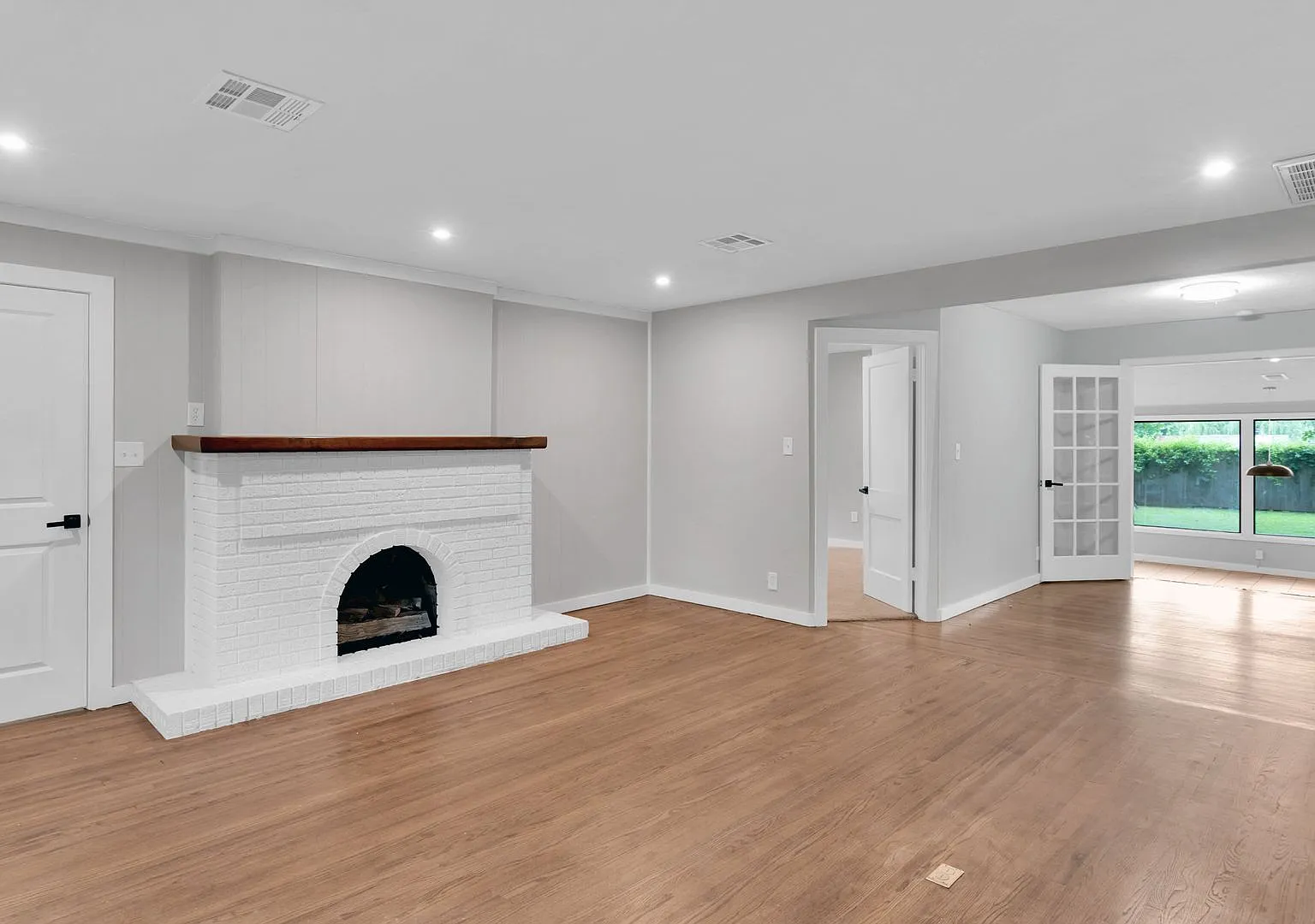 Prime Location! 3 bed/ 2 bath! Close to Riverside & Brookside — Photo 3