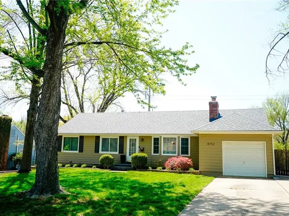 8752 Newton Dr, Overland Park, KS 66212