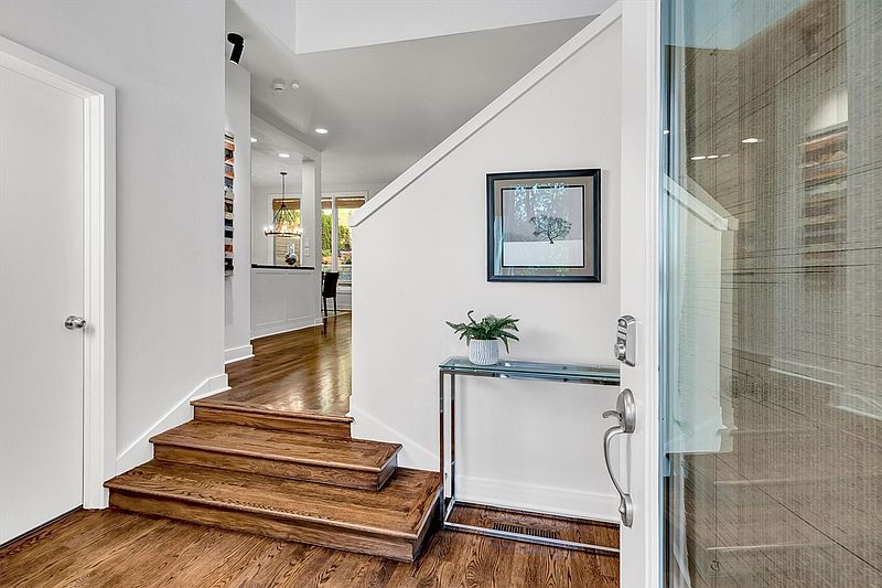3rd image of 604 Bellevue Way SE