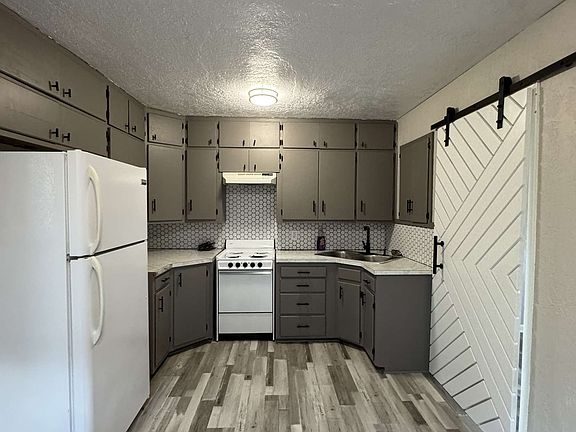 3rd image of 412 Eisenhower Blvd