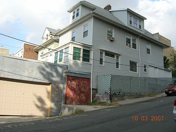 4th image of 2675 Heath Ave