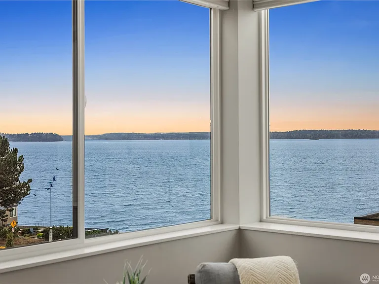 4018 Beach Dr SW — Photo 9
