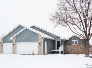 1804 S Cranston Cir, Sioux Falls, SD 57106