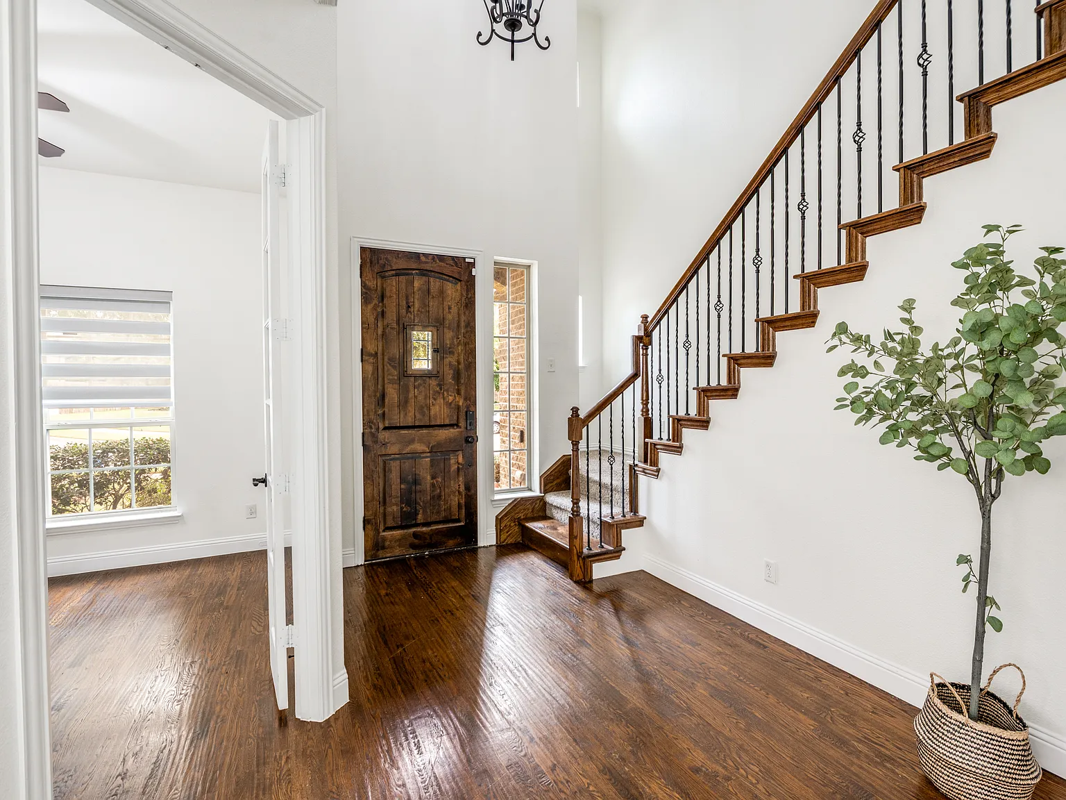 5 bed, 3737 sqft, $3,800 — Photo 3
