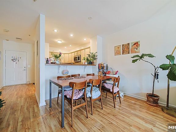 4th image of 321 The Promenade