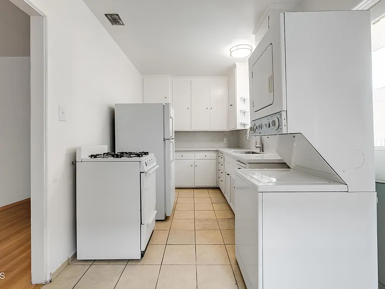 412 Pioneer Dr #412 — Photo 2
