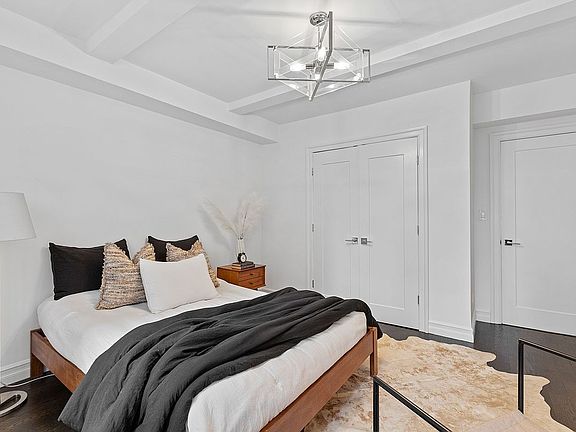 5th image of 321 E 43rd St APT 812