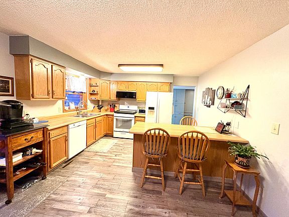 5th image of 611 Hackberry St